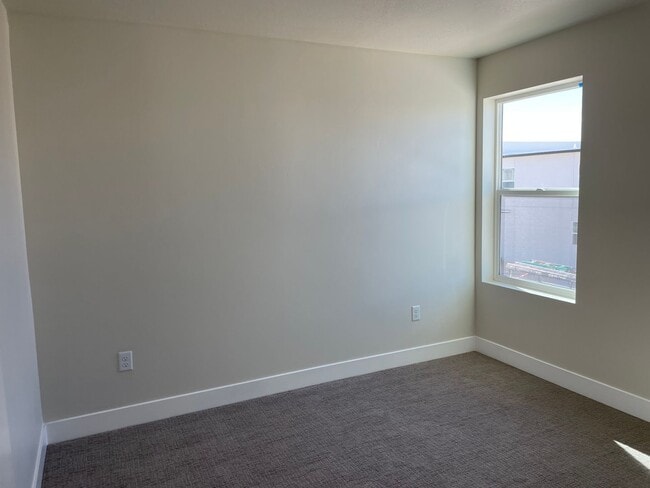 Building Photo - Home in Desert Color!