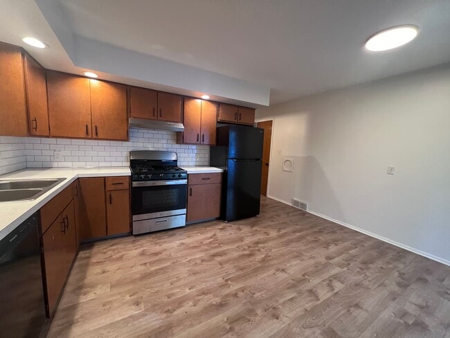 Building Photo - Two Bedroom Duplex SE Side w/ Decorative Fireplace! One Stall in Garage!