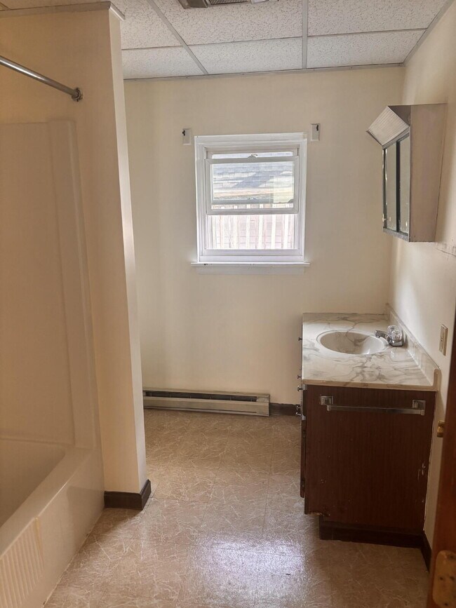 Building Photo - No more commute! Large 2 unit with parking - walk to downtown and BIW.