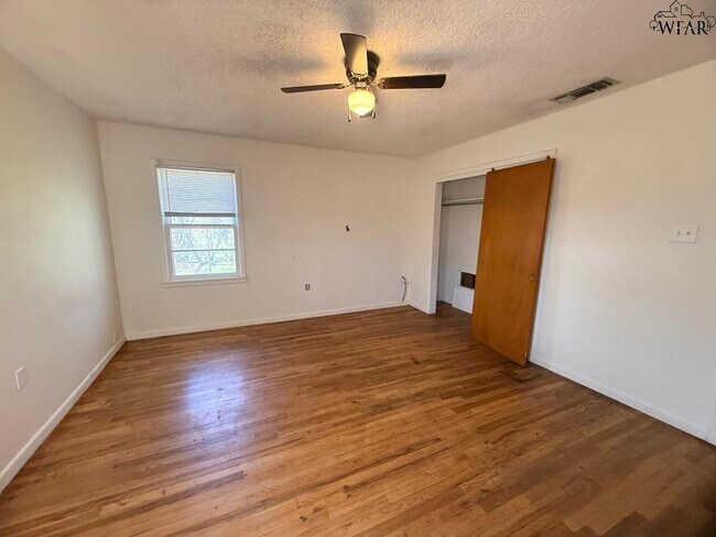 Building Photo - 105 S Mulberry St