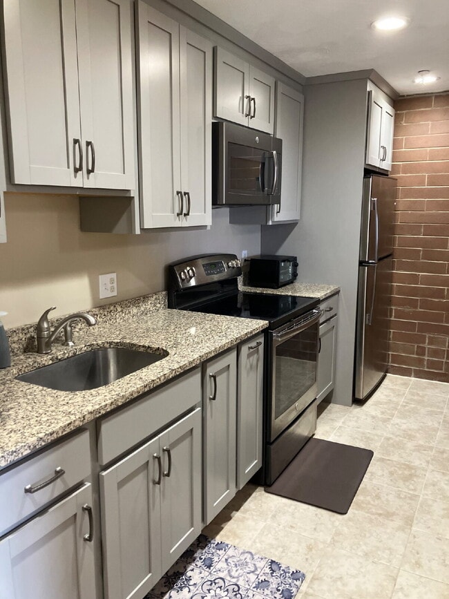 Building Photo - Modern & furnished studio unit available NOW!