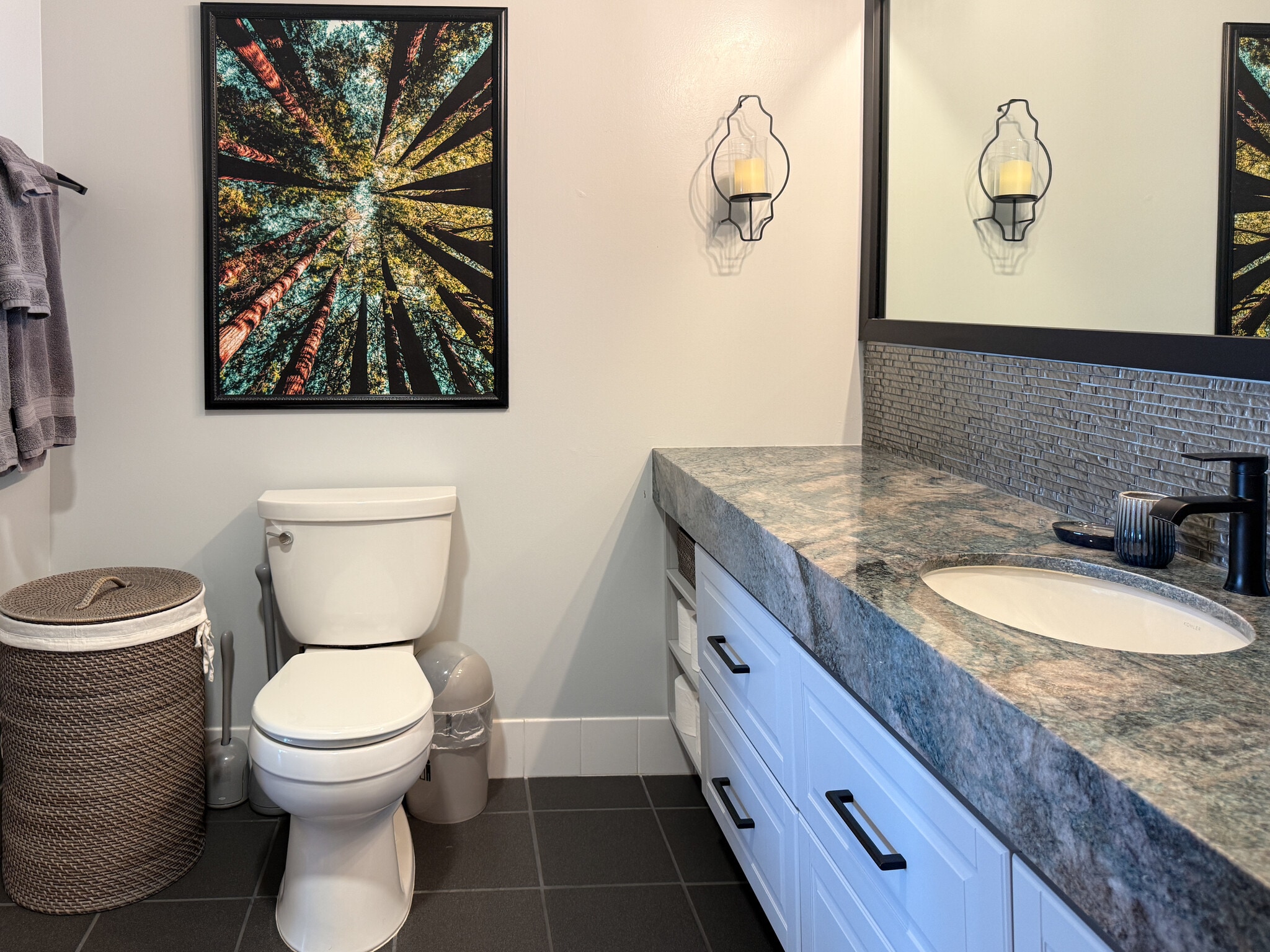 Building Photo - 350 W Ash St