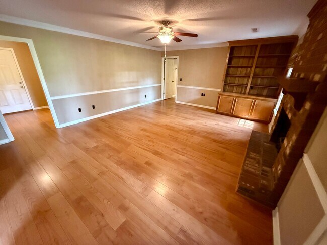 Building Photo - 4 Bedroom Brick Home in Alice Drive Area!