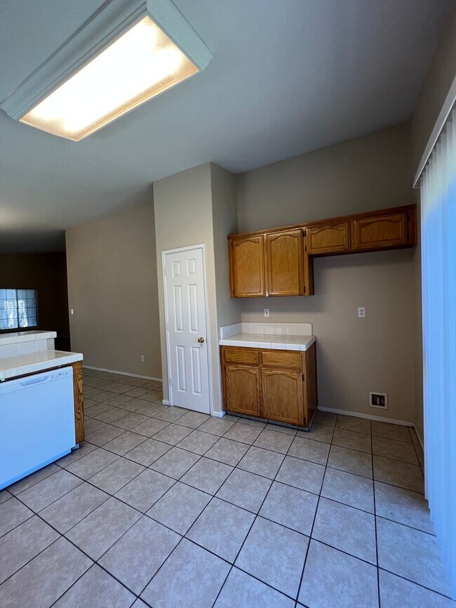 Building Photo - 2902 Tar Springs Ave