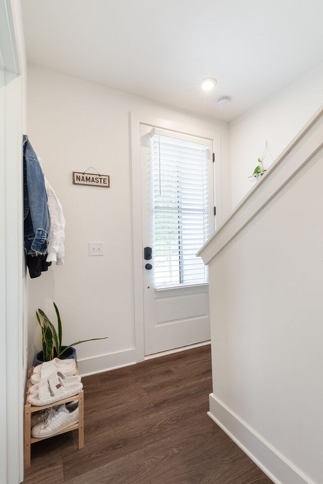 Building Photo - Stylish End-Unit Townhome Minutes From Gra...