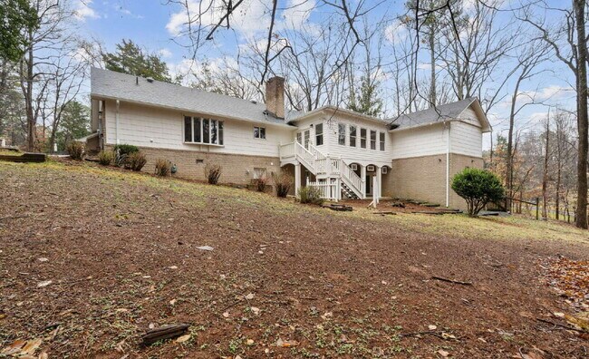 Building Photo - Spacious and Unique 5-Bedroom Home in Chapel Hill!
