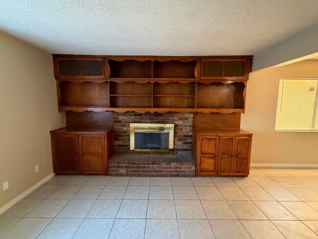 Building Photo - Affordable 3 BD 2 BA house in SW Bakersfield on a corner lot