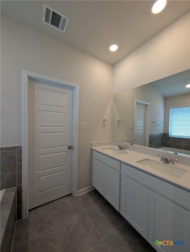 Building Photo - 3069 Charyn Wy