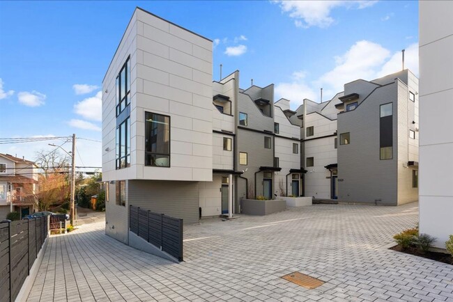 Building Photo - Modern 3-story townhome with A/C located i...