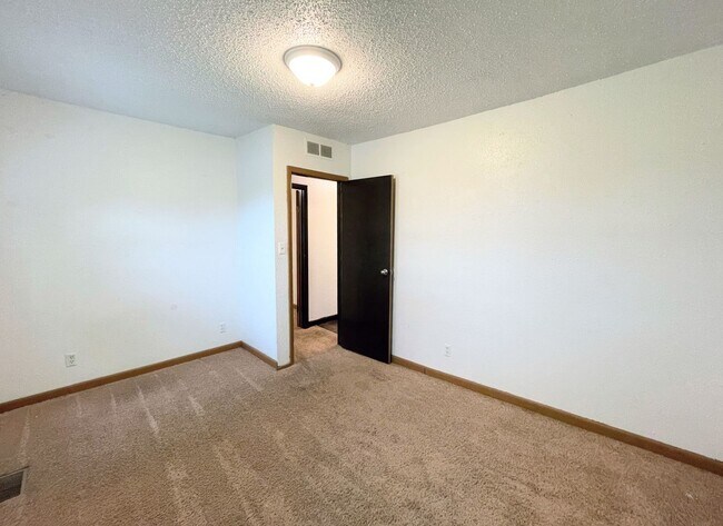 Building Photo - 3 Bed, 2 Bath in South Hutchinson