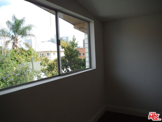 Building Photo - 1805 W 12th Pl