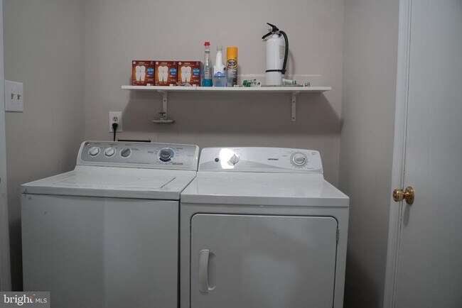 Building Photo - 84 Woodlake Dr