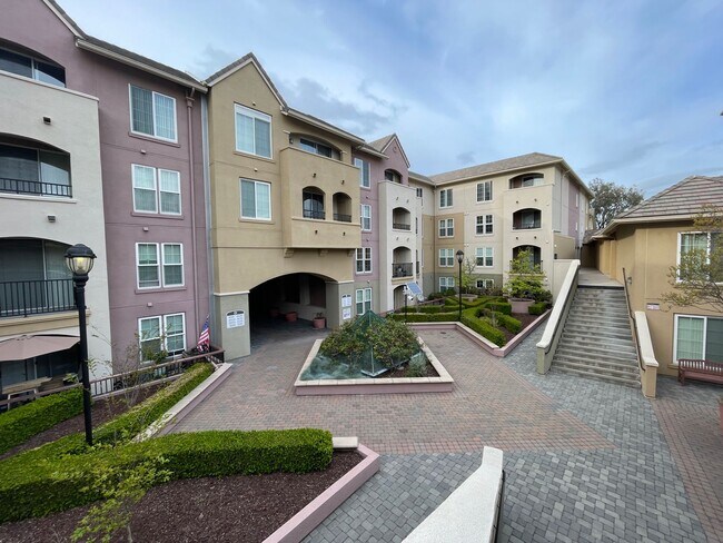 Building Photo - Lovely 1 Bedroom 1 Bath Condo in the Desir...