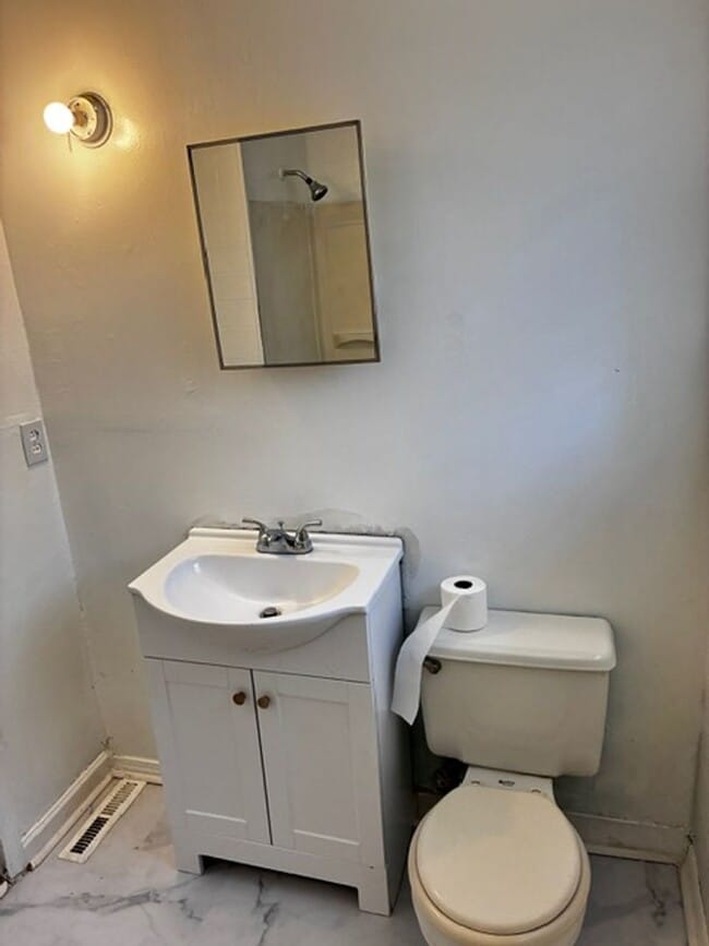 Building Photo - Updated 2BR Home with Large Yard in Batesburg