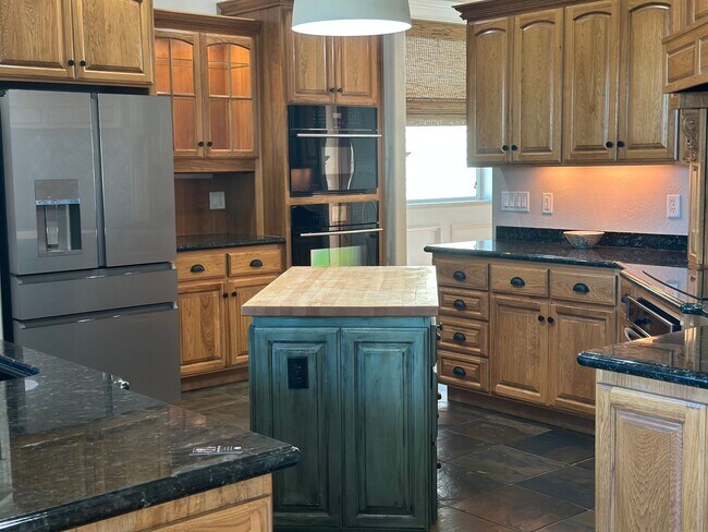 Building Photo - Amazing Price! Amazing Location!