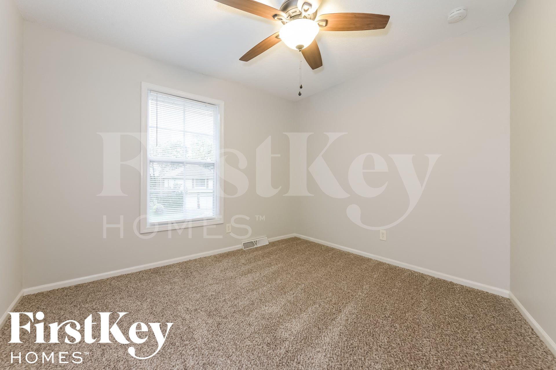 Building Photo - 5905 NW Whispering Oaks Ln