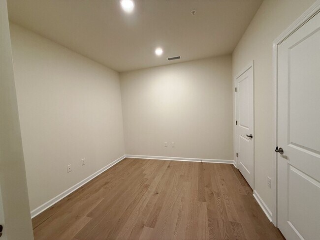 Building Photo - 6 Stratton Dr