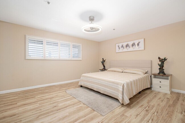 Building Photo - Oceanfront 2 bedroom condo available, full...