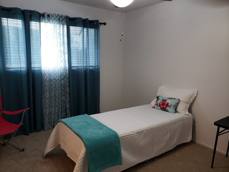 Building Photo - 150 E Lakeshore Dr