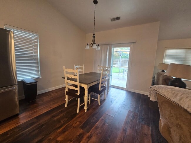 Building Photo - 3 BR 2 BA Available Now