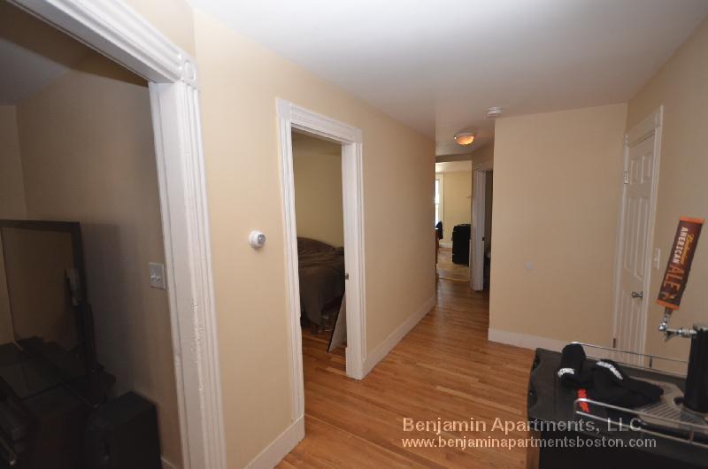 Building Photo - 861 E 1st St