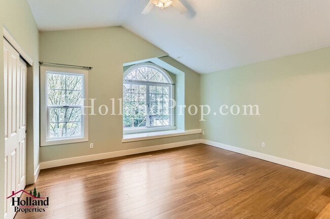 Building Photo - Bright & Spacious 3-Bedroom Townhome in a Prime Location!