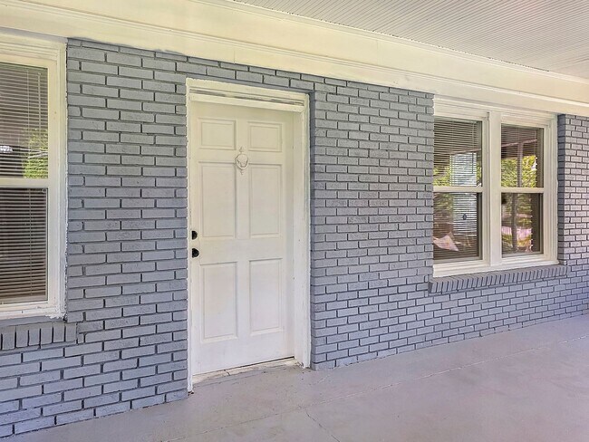Building Photo - Beautifully Renovated 4 Bedroom Home in th...