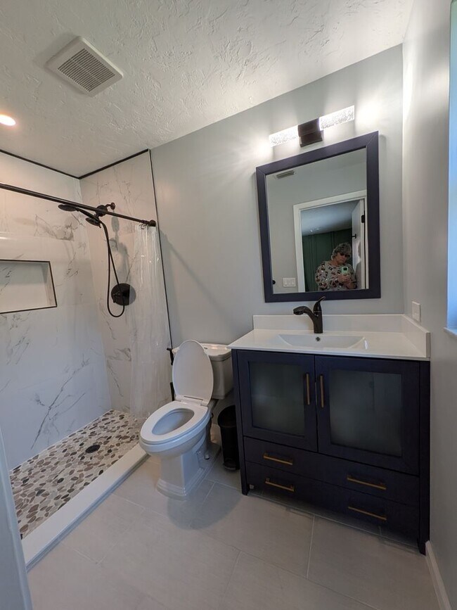 Building Photo - Gorgeous 3/2/2 Home, Great Location