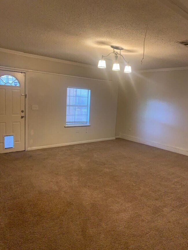 Building Photo - 4bedroom in 2bathroom located in Avondale