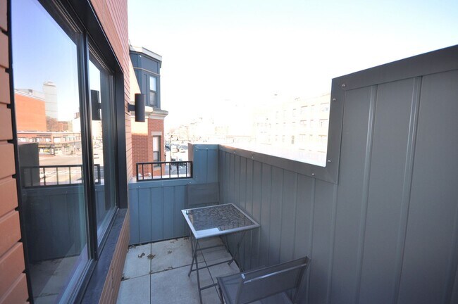 Building Photo - Amazing 3 bed 1.5 bath in the South End!!!
