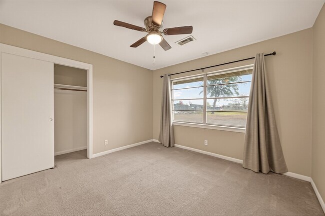 Building Photo - 10645 Oak Brook Dr