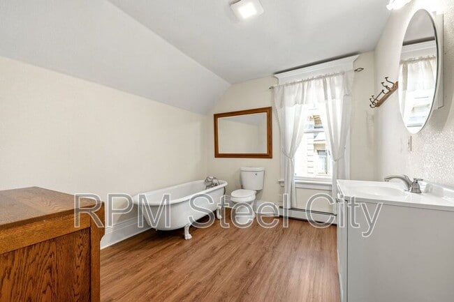 Building Photo - 2125 N Grand Ave