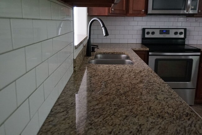 Building Photo - Pet Friendly 3 Bedroom 1 Full Bath located in Northwoods Park!