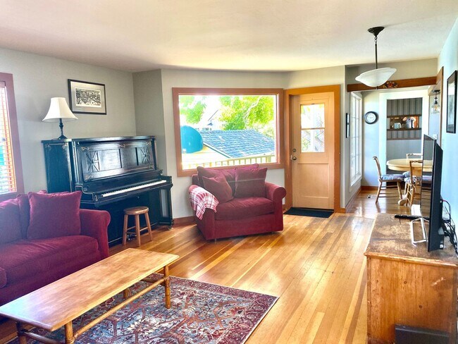 Building Photo - Pacific Grove Historical 3 Bed 2 Bath