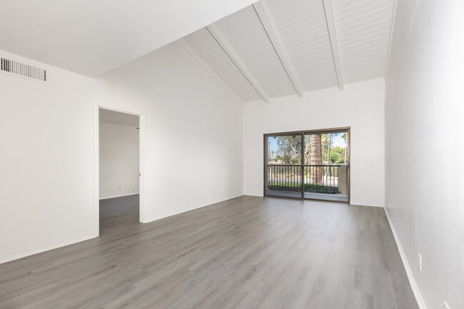 Building Photo - 1411 N Sunrise Way