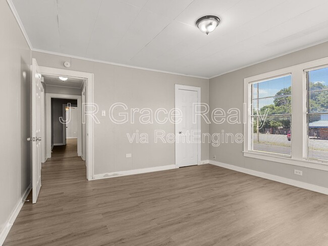 Building Photo - 1801 Reuter Ave