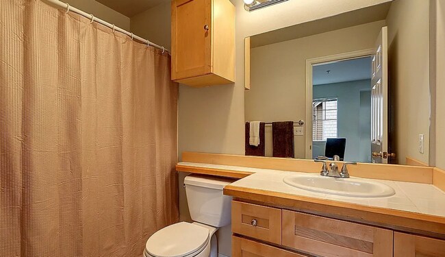 Building Photo - Gorgeous Townhouse in the Heart of Kirkland W/ Community Fitness Center & Hot Tub!