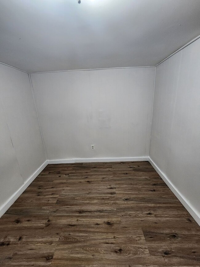 Building Photo - LARGE 4 Bedroom Home For Rent