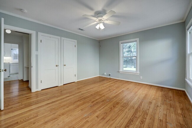 Building Photo - 2910 Plumb St