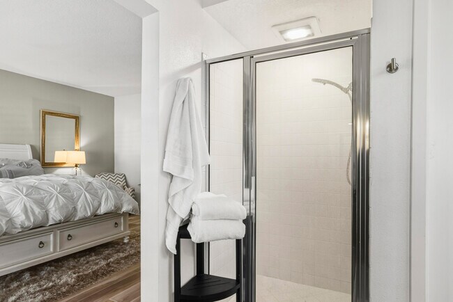 Building Photo - 289 Vista Royale Cir W