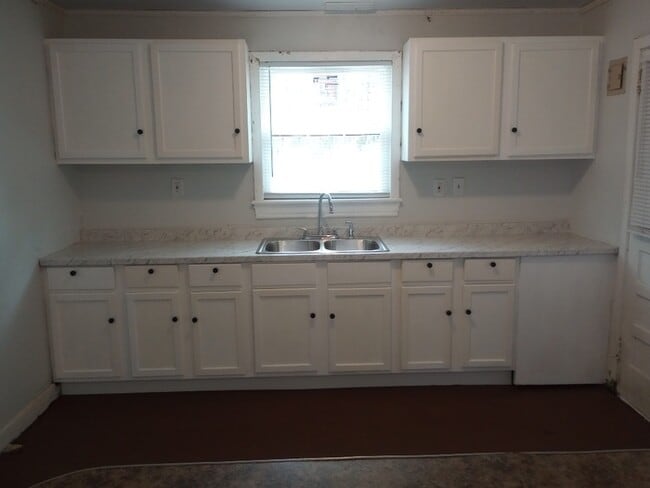 Building Photo - 3 Bedroom 1 Bathroom