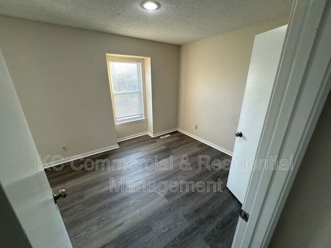 Building Photo - 5716 N London Ave