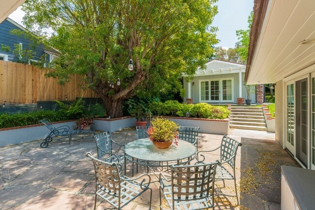 Building Photo - Valmonte 3 bed/3 bath Home plus guest house.