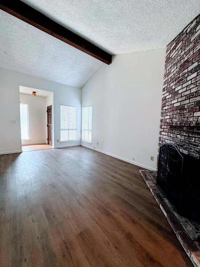 Building Photo - Spacious 2 Bedroom Duplex in Sacramento