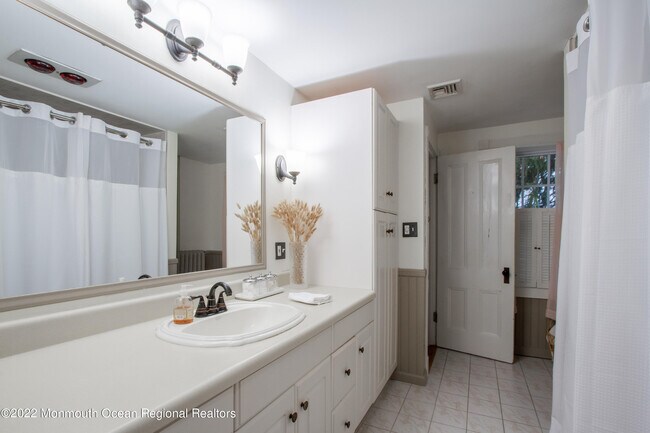 Building Photo - 40 Rumson Rd