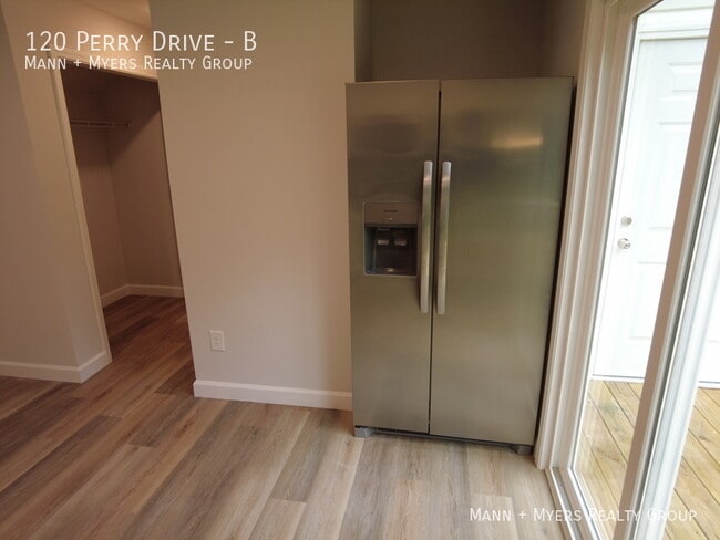 Building Photo - 120 Perry Dr