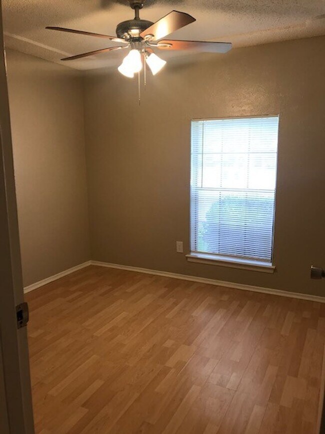 Building Photo - 3 bedroom in quiet subdivision