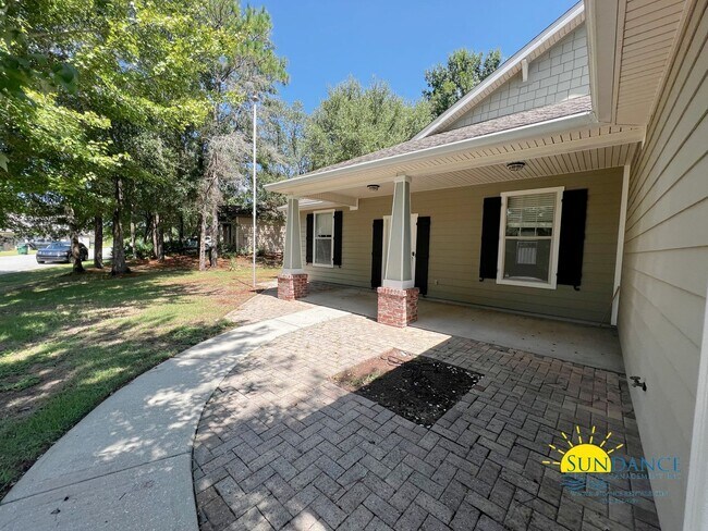 Building Photo - Walsh Glen Estates Crestview Home, call to...