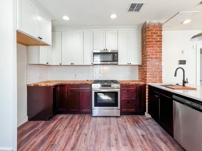 Building Photo - Renovated Oakwood Gem with Modern Amenitie...