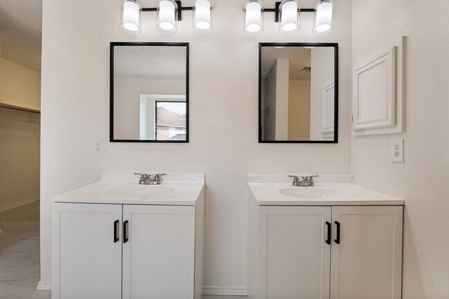Building Photo - Completely Renovated Home in Arlington!